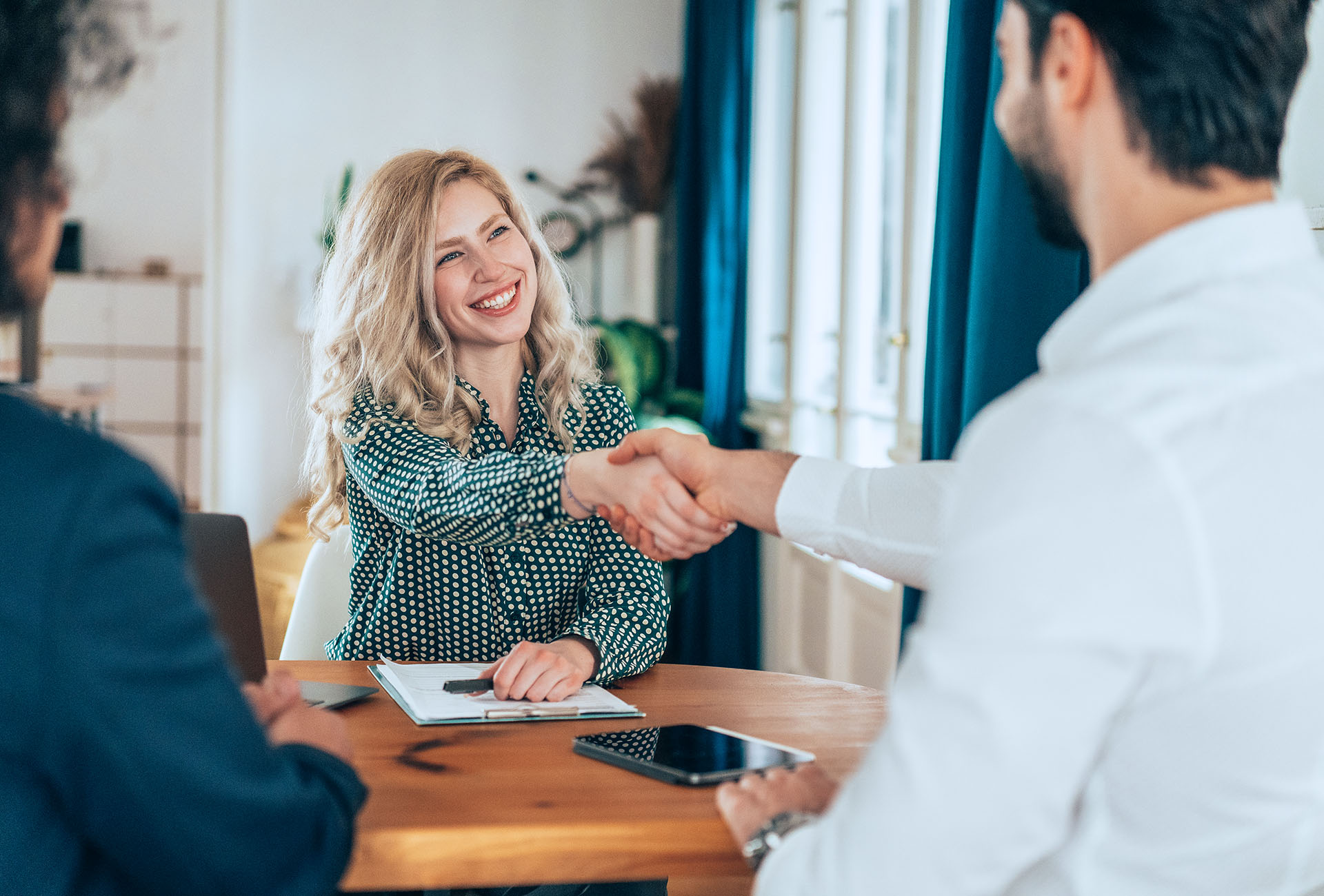 Dame aus dem Personalwesen begrüßt neuen Mitarbeiter