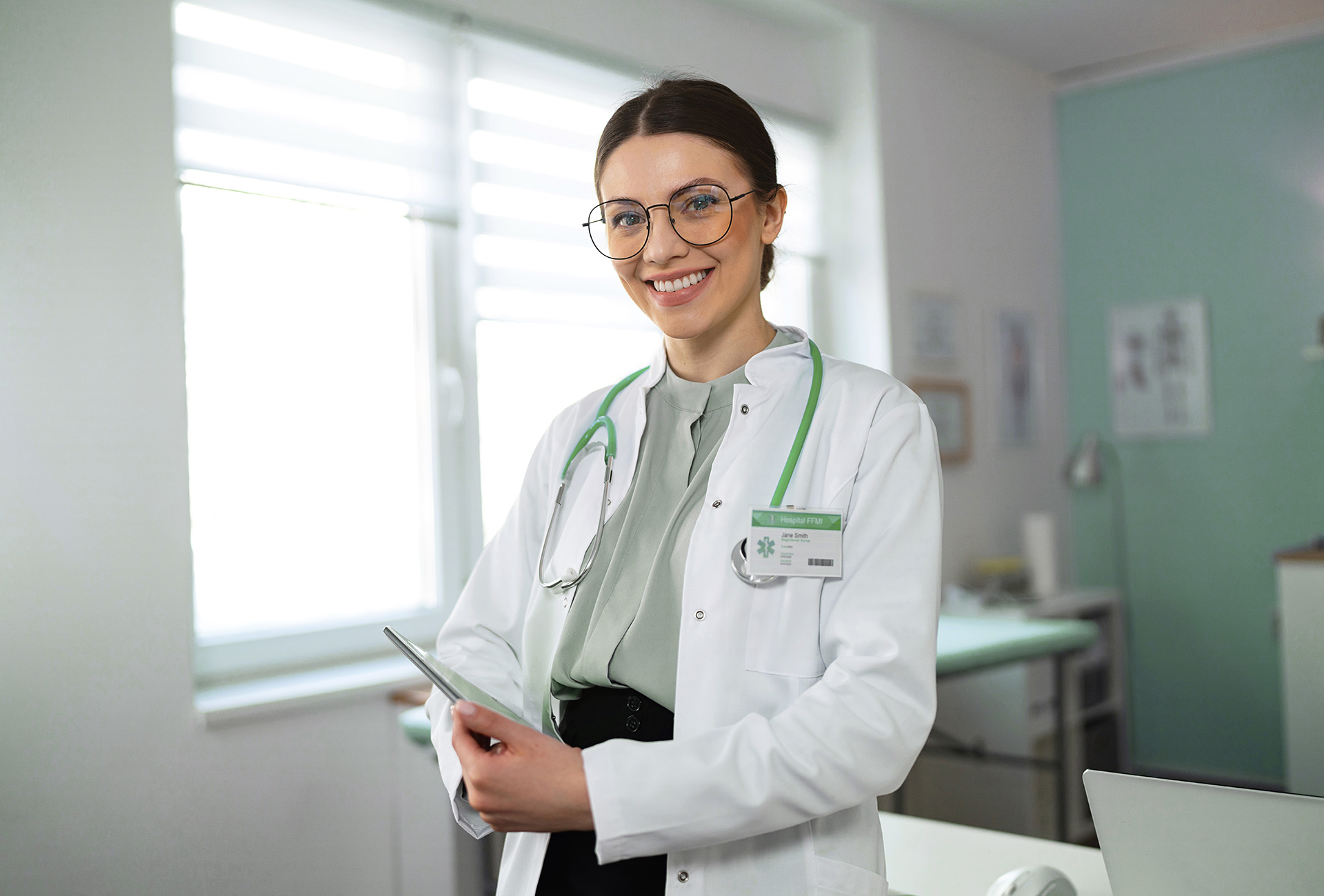 Junge Ärztin schaut lächelnd in die Kamera