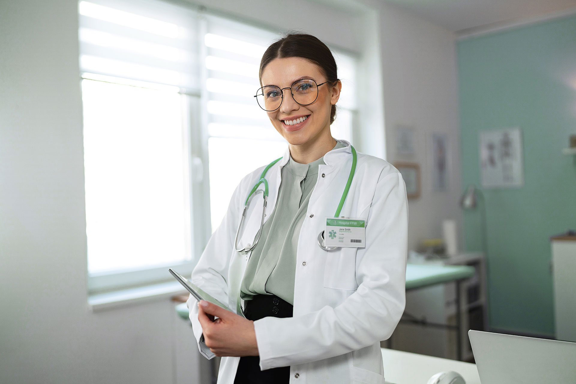 Junge Ärztin schaut lächelnd in die Kamera