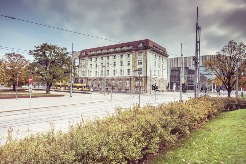 Das Haus der Sächsischen Ärzteversorgung, daneben fährt eine Straßenbahn