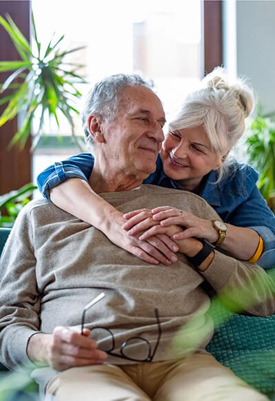 Glückliches älteres Rentnerpaar genießt den Ruhestand