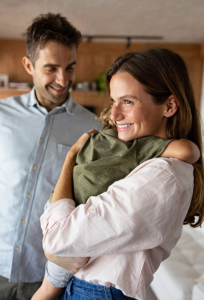 Junges glückliches Paar mit Kind