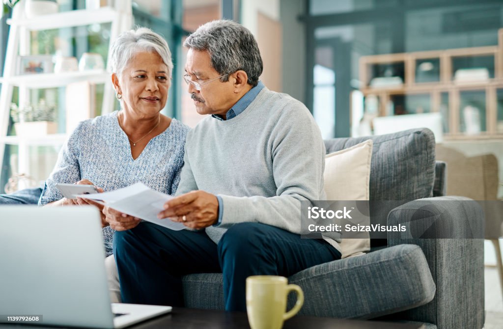 Älteres Paar rechnet sich die Höhe der zu erwartenden Rente aus