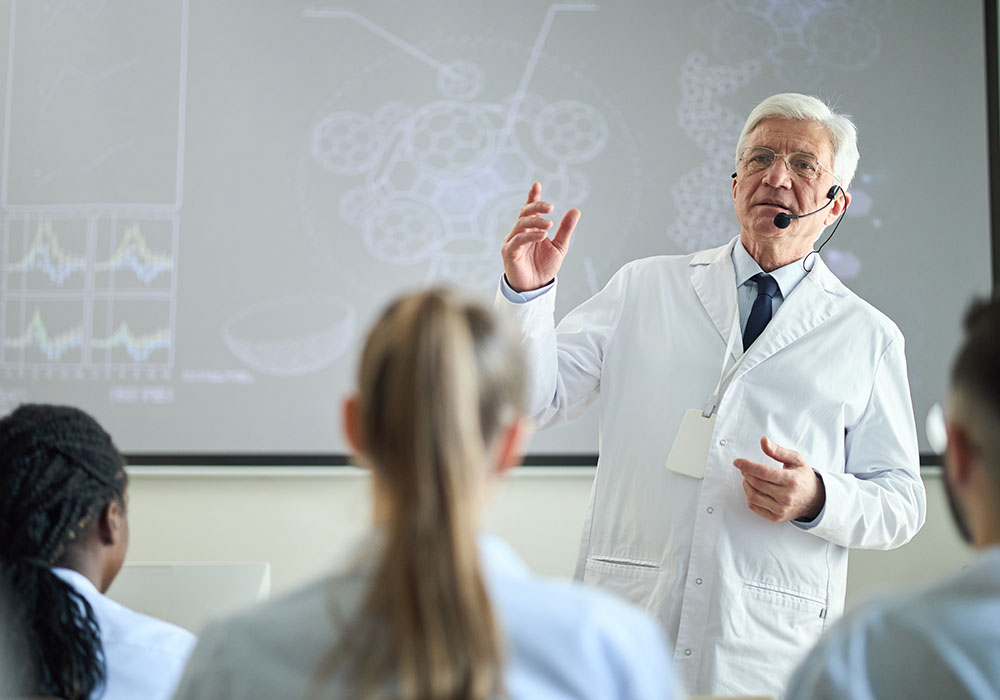 Arzt in Rente hält Vortrag im medizinischen Klassenzimmer