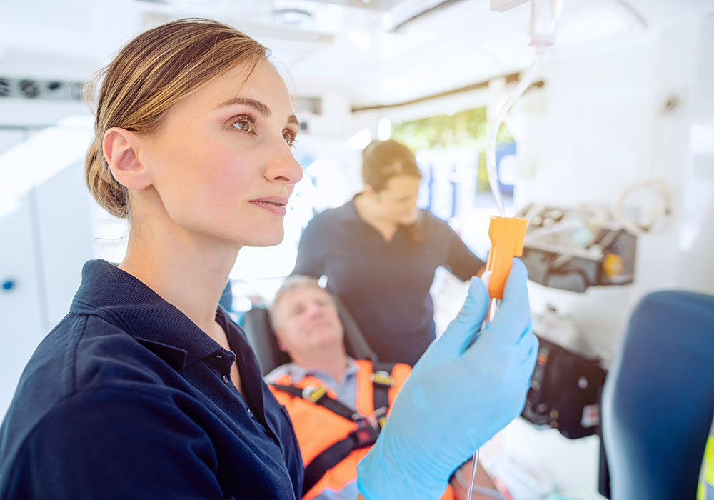 Notärztin kümmert sich in einem Krankenwagen um einen Patienten